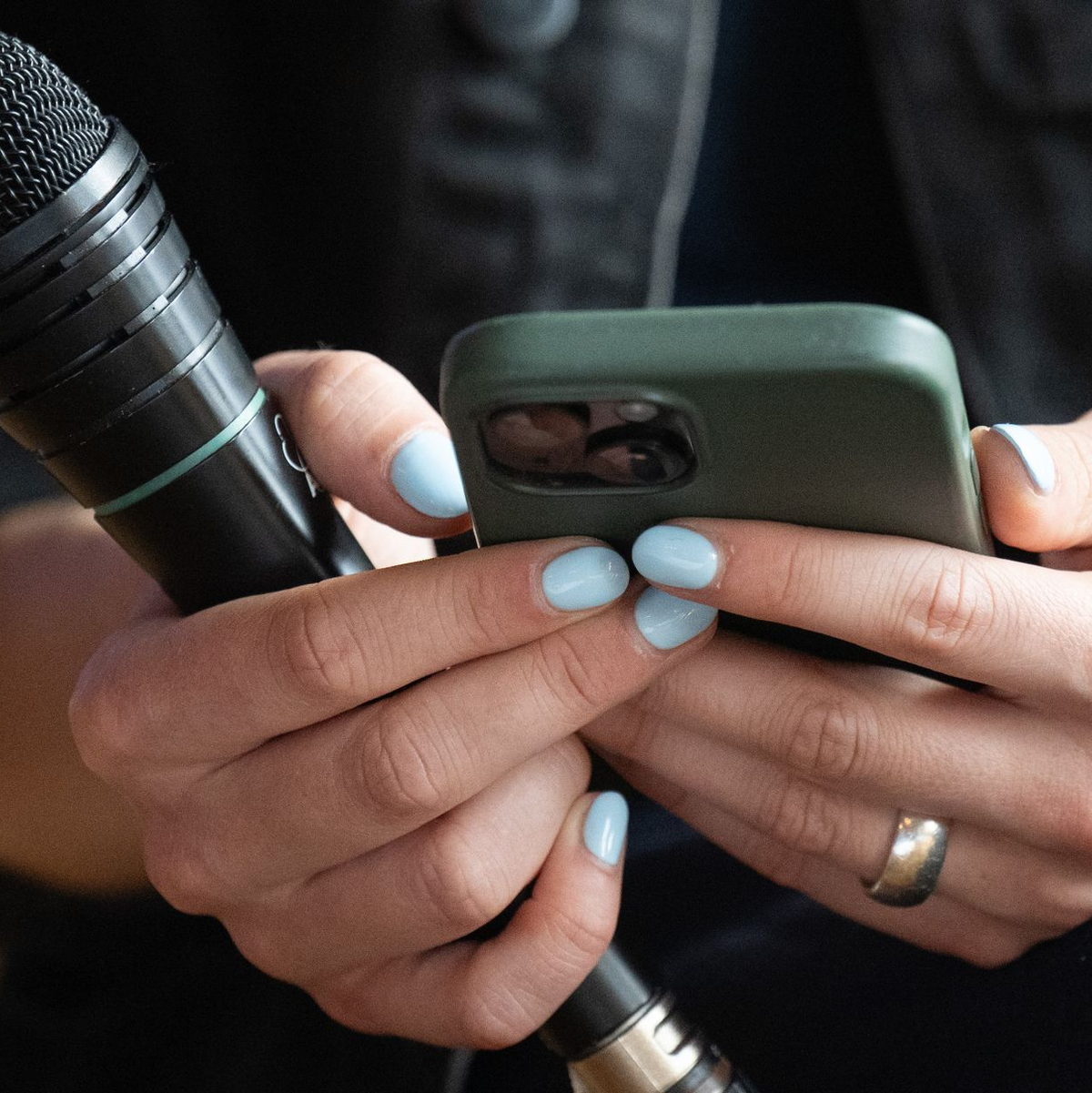 Klimaschutzaktivistin Luisa Neubauer liest auf dem Deutschen Katholikentag bei einer Podiumsdiskussion Hasskommentare von ihrem Smartphone vor. - Foto: Hendrik Schmidt/dpa