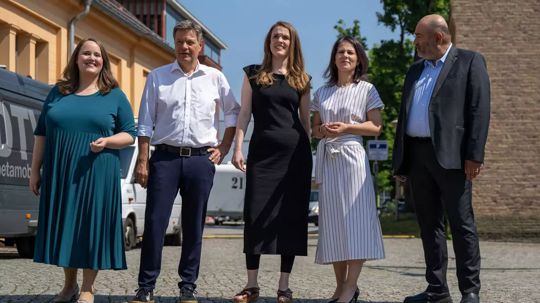 Grüne Spitzentruppe in Potsdam: Ricarda Lang (l-r), Robert Habeck, Terry Reintke, Annalena Baerbock und Omid Nouripour. - Bild: Monika Skolimowska/dpa