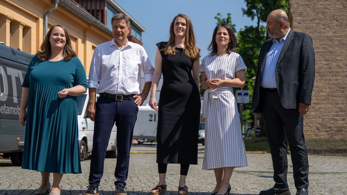 Grüne Spitzentruppe in Potsdam: Ricarda Lang (l-r), Robert Habeck, Terry Reintke, Annalena Baerbock und Omid Nouripour. - Foto: Monika Skolimowska/dpa