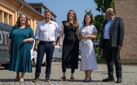 Grüne Spitzentruppe in Potsdam: Ricarda Lang (l-r), Robert Habeck, Terry Reintke, Annalena Baerbock und Omid Nouripour. - Foto: Monika Skolimowska/dpa
