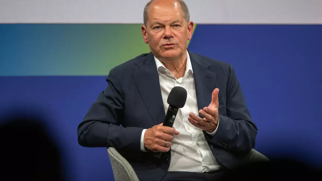 Bundeskanzler Olaf Scholz beantwortet beim Ostdeutschen Wirtschaftsforum in Bad Saarow die Fragen der Teilnehmer. - Bild: Monika Skolimowska/dpa