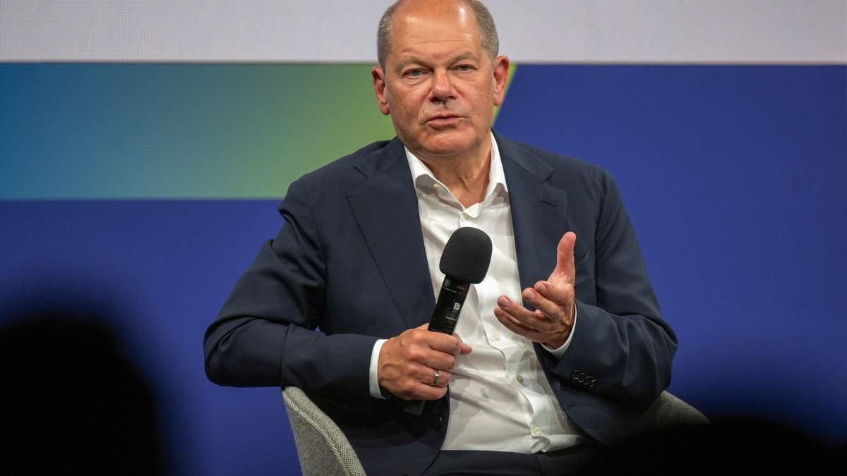 Bundeskanzler Olaf Scholz beantwortet beim Ostdeutschen Wirtschaftsforum in Bad Saarow die Fragen der Teilnehmer. - Foto: Monika Skolimowska/dpa