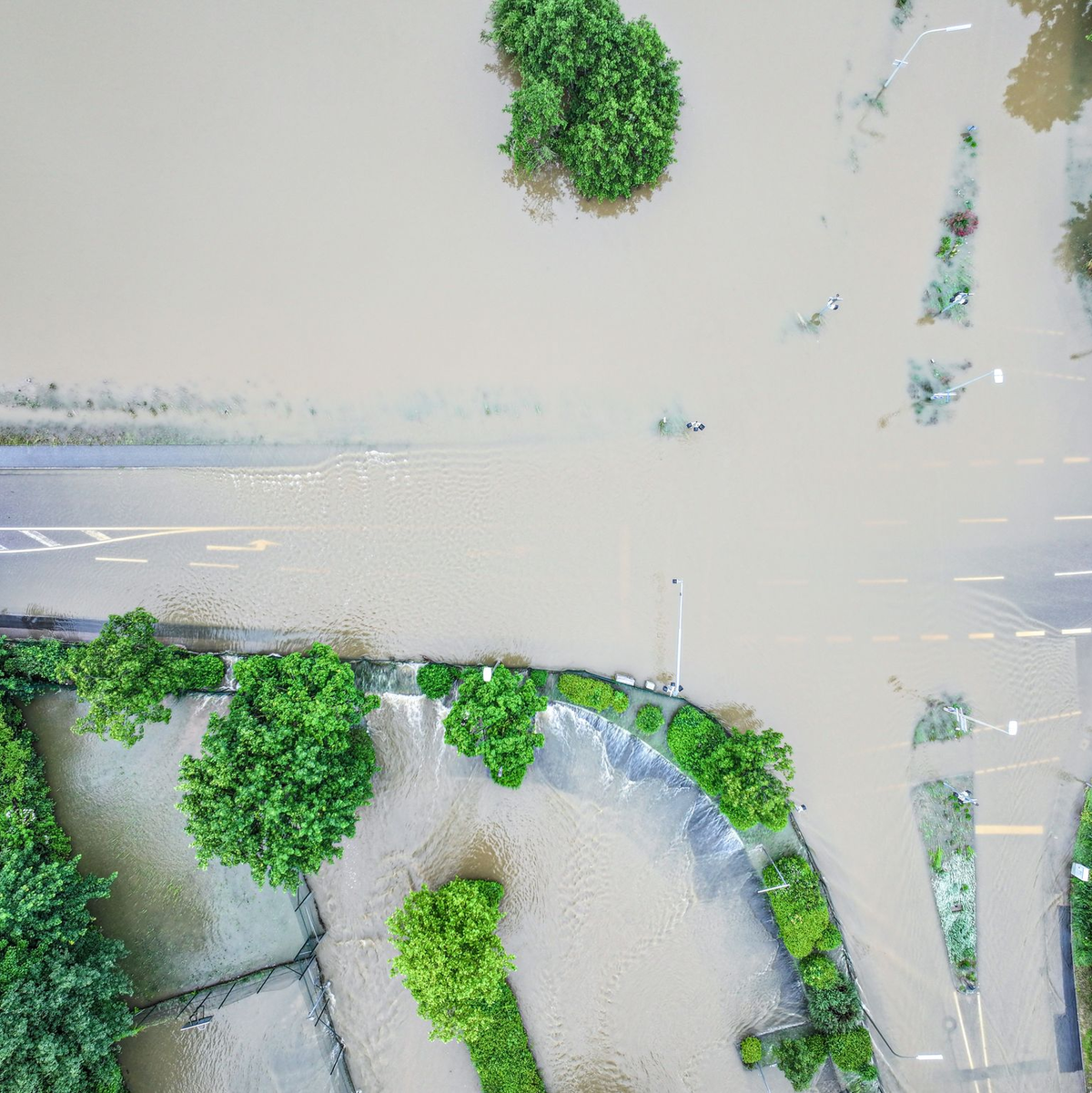 Das Wasser der Ilm ist in Oberbayern über die Ufer getreten. - Foto: Jason Tschepljakow/dpa