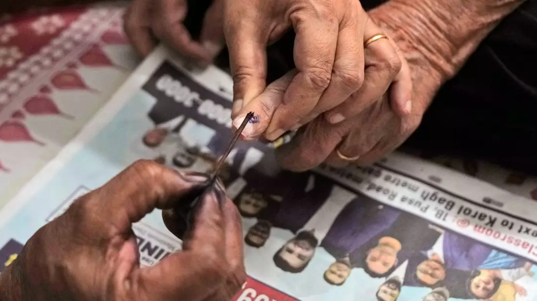 Wählerinnen und Wählern, die ihre Stimme abgegeben haben, wird der Finger mit Farbe markiert. Ergebnisse der Parlamentswahl in Indien soll es am 4. Juni geben. - Bild: Manish Swarup/AP/dpa