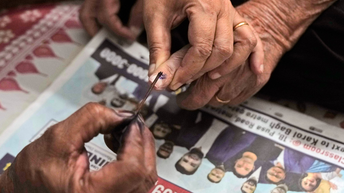 Wählerinnen und Wählern, die ihre Stimme abgegeben haben, wird der Finger mit Farbe markiert. Ergebnisse der Parlamentswahl in Indien soll es am 4. Juni geben. - Foto: Manish Swarup/AP/dpa