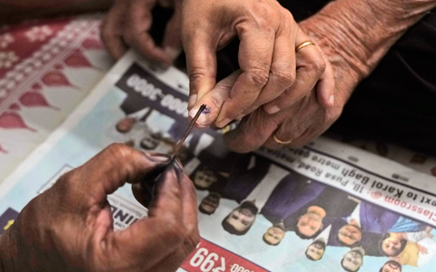 Wählerinnen und Wählern, die ihre Stimme abgegeben haben, wird der Finger mit Farbe markiert. Ergebnisse der Parlamentswahl in Indien soll es am 4. Juni geben. - Foto: Manish Swarup/AP/dpa
