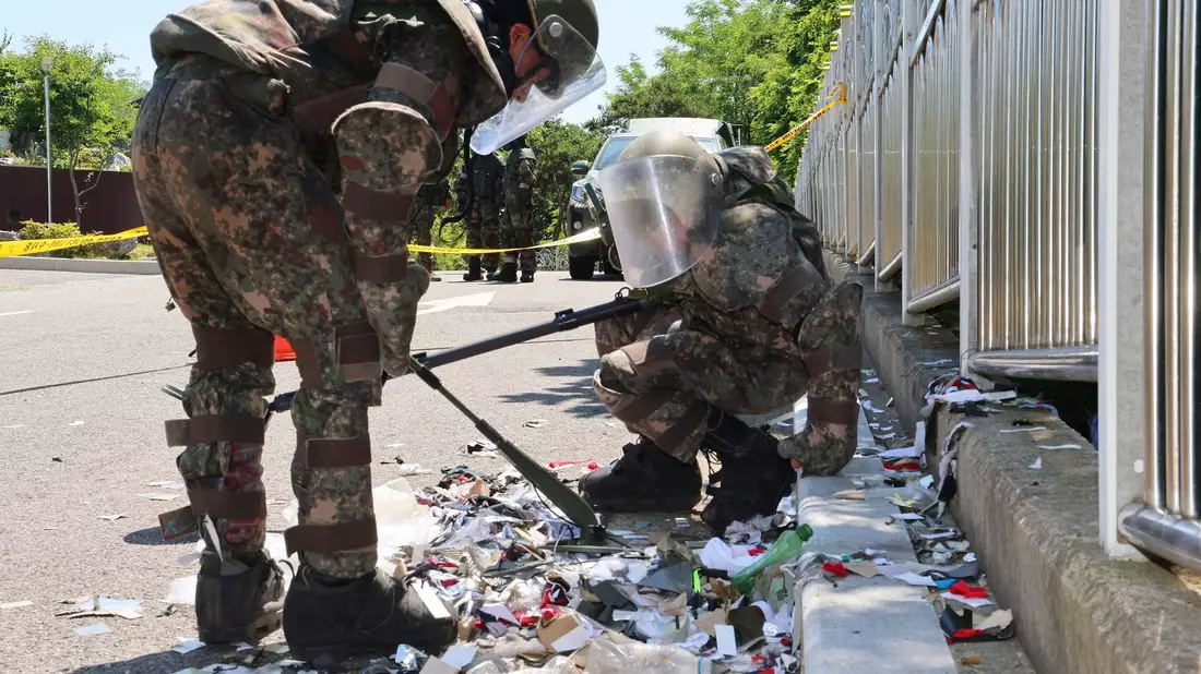 Südkoreanische Soldaten in Schutzkleidung untersuchen Müll aus einem aus Nordkorea entsandten Ballon. - Bild: Uncredited/YONHAP/AP/dpa