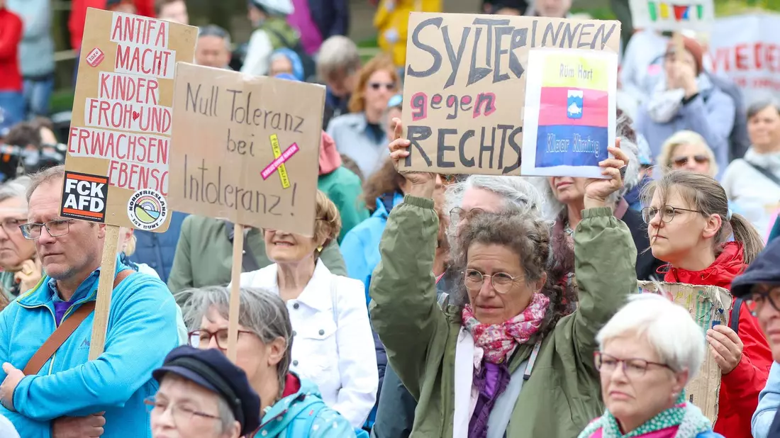 Demonstration gegen rechts in Westerland. - Bild: Bodo Marks/dpa