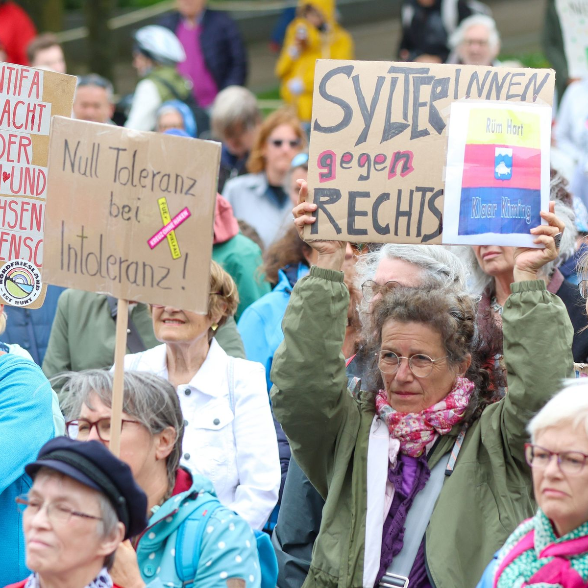 Demonstration gegen rechts in Westerland. - Foto: Bodo Marks/dpa