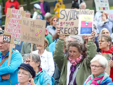 Demonstration gegen rechts in Westerland. - Foto: Bodo Marks/dpa