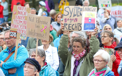Demonstration gegen rechts in Westerland. - Foto: Bodo Marks/dpa
