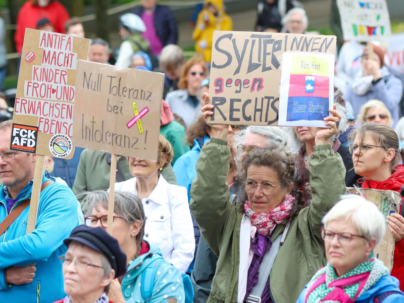 Demonstration gegen rechts in Westerland. - Foto: Bodo Marks/dpa