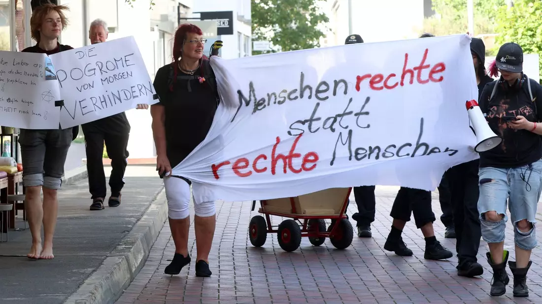 Am Samstag zog eine kleine Gruppe Punks unter dem Motto «Laut sein gegen rechts!» durch Westerland. - Bild: Bodo Marks/dpa