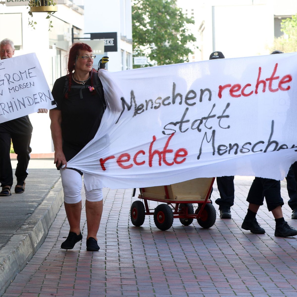 Am Samstag zog eine kleine Gruppe Punks unter dem Motto «Laut sein gegen rechts!» durch Westerland. - Foto: Bodo Marks/dpa