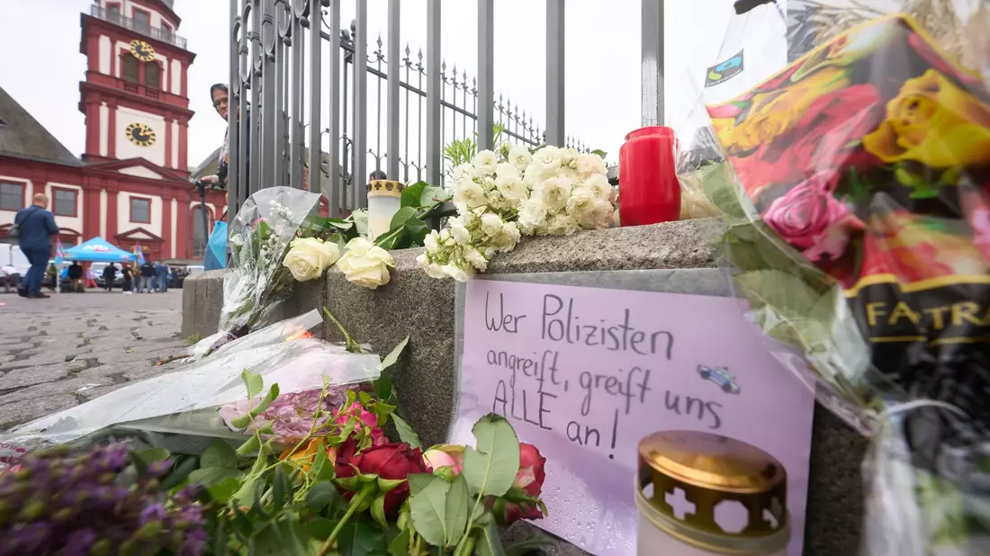 Nach der Messerattacke in Mannheim erinnern Kerzen und Blumen an die Opfer. - Bild: Thomas Frey/dpa