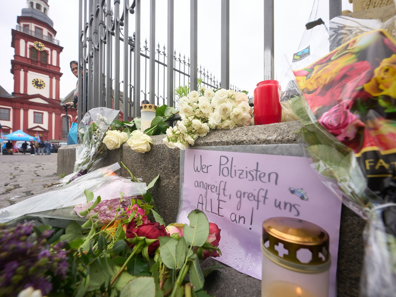 Nach der Messerattacke in Mannheim erinnern Kerzen und Blumen an die Opfer. - Foto: Thomas Frey/dpa