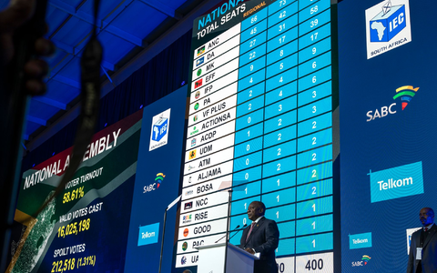 «Unser Volk hat gesprochen, ob es uns gefällt oder nicht», sagte Präsident Cyril Ramaphosa nach Verkündung der Endergebnisse. - Foto: Emilio Morenatti/AP/dpa