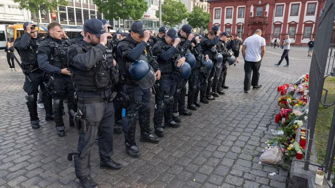 Polizisten trauern auf dem Mannheimer Marktplatz um ihren getöteten Kollegen. - Bild: Boris Roessler/dpa
