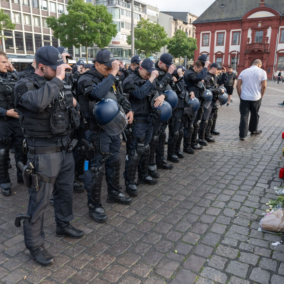 Polizisten trauern auf dem Mannheimer Marktplatz um ihren getöteten Kollegen. - Foto: Boris Roessler/dpa