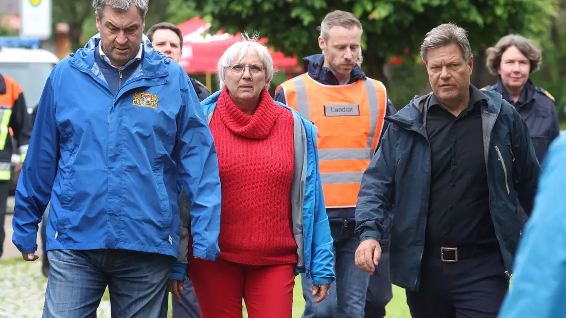Der bayerische Ministerpräsident Markus Söder mit Kulturstaatsministerin Claudia Roth und Vizekanzler Robert Habeck in Babenhausen. - Bild: Karl-Josef Hildenbrand/dpa