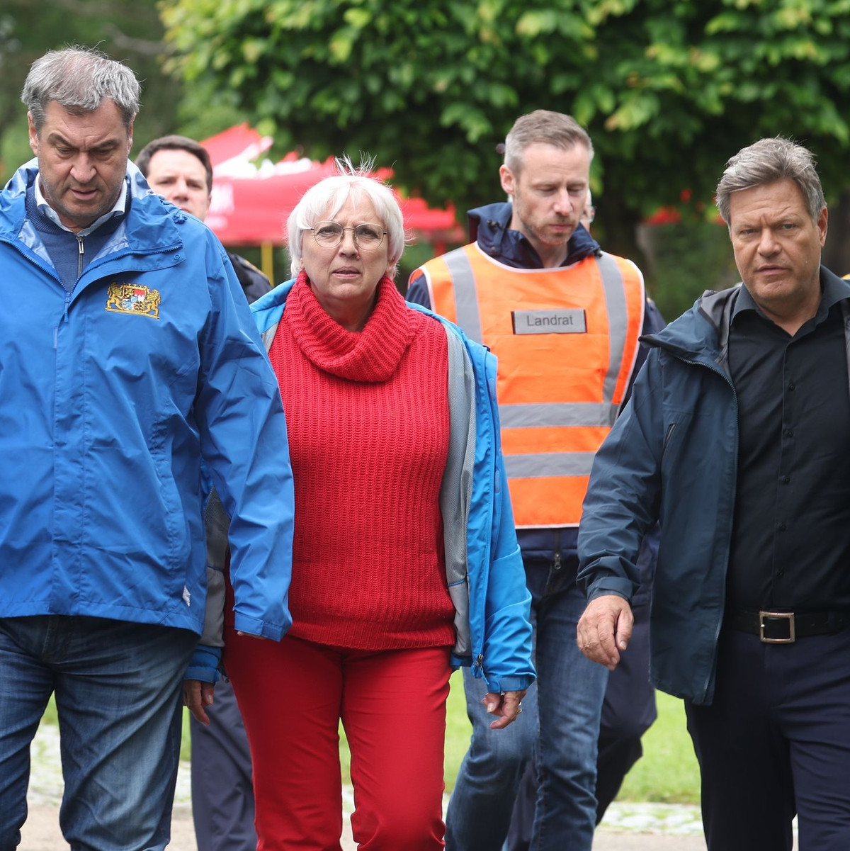Der bayerische Ministerpräsident Markus Söder mit Kulturstaatsministerin Claudia Roth und Vizekanzler Robert Habeck in Babenhausen. - Foto: Karl-Josef Hildenbrand/dpa