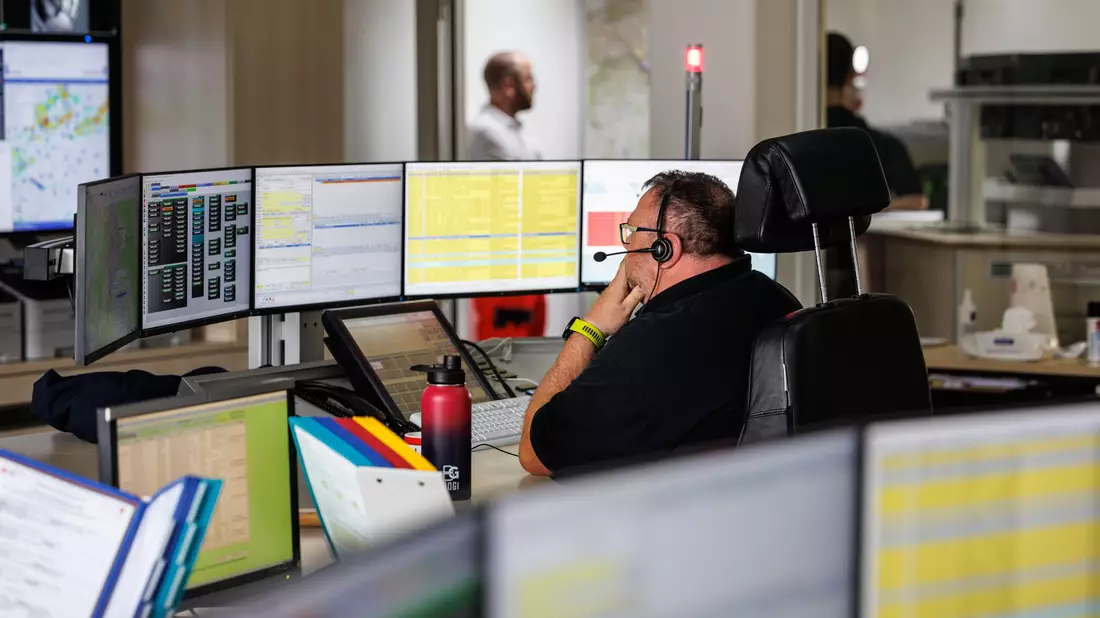 In der integrierten Leitstelle vom Bayerischen Roten Kreuz wird einen Notruf entgegengenommen. - Bild: Matthias Balk/dpa