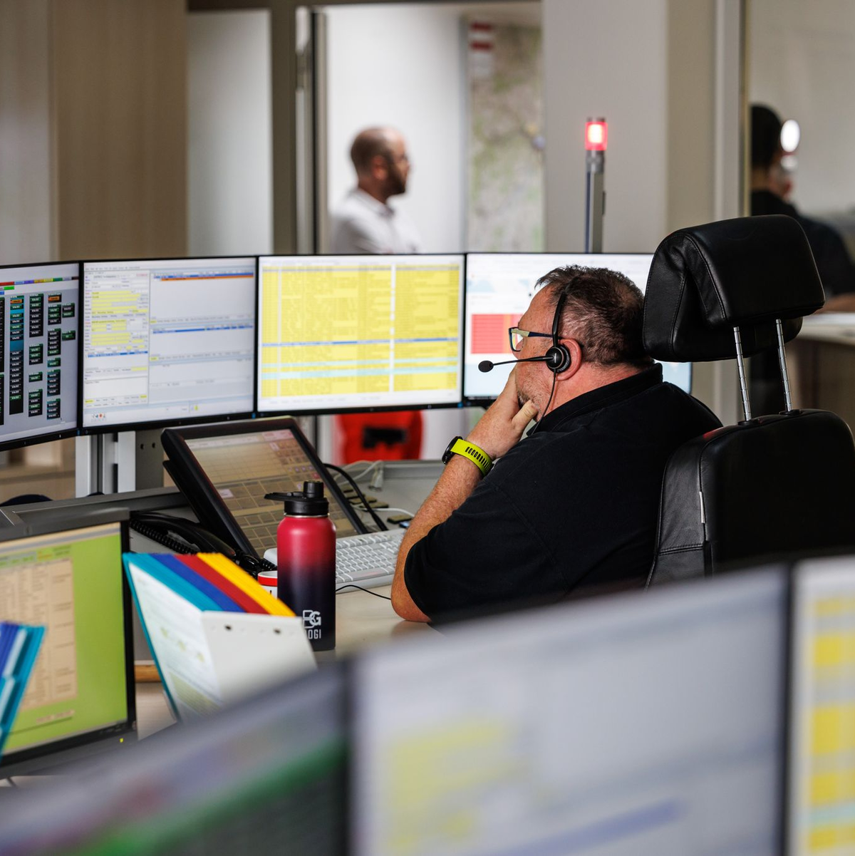 In der integrierten Leitstelle vom Bayerischen Roten Kreuz wird einen Notruf entgegengenommen. - Foto: Matthias Balk/dpa