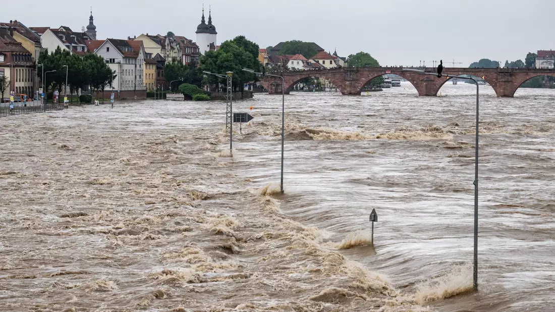 Der Neckar ist auf Höhe der historischen Altstadt von Heidelberg bei massivem Hochwasser über die Ufer getreten. - Bild: Boris Roessler/dpa