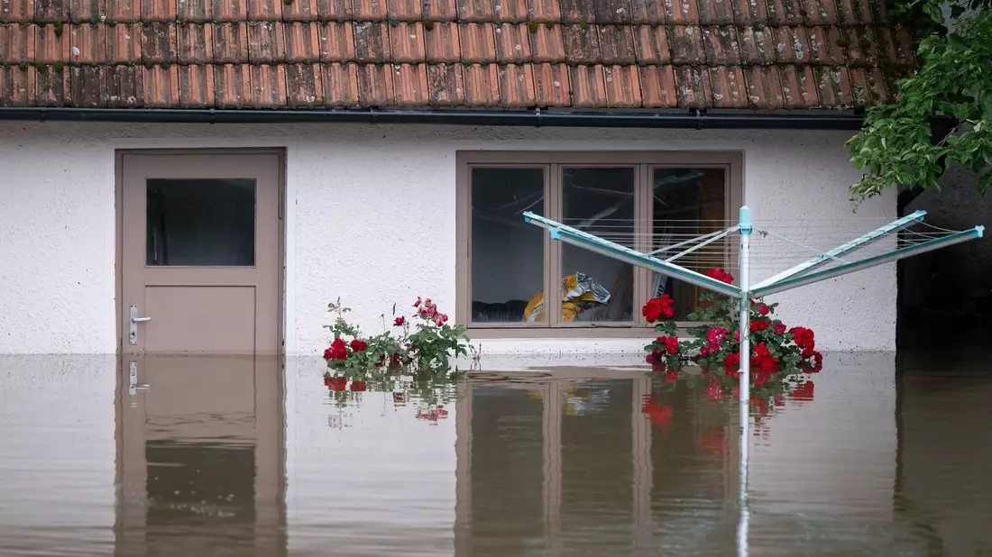 Teile von Reichertshofen in Bayern sind vom Wasser überflutet. - Bild: Sven Hoppe/dpa