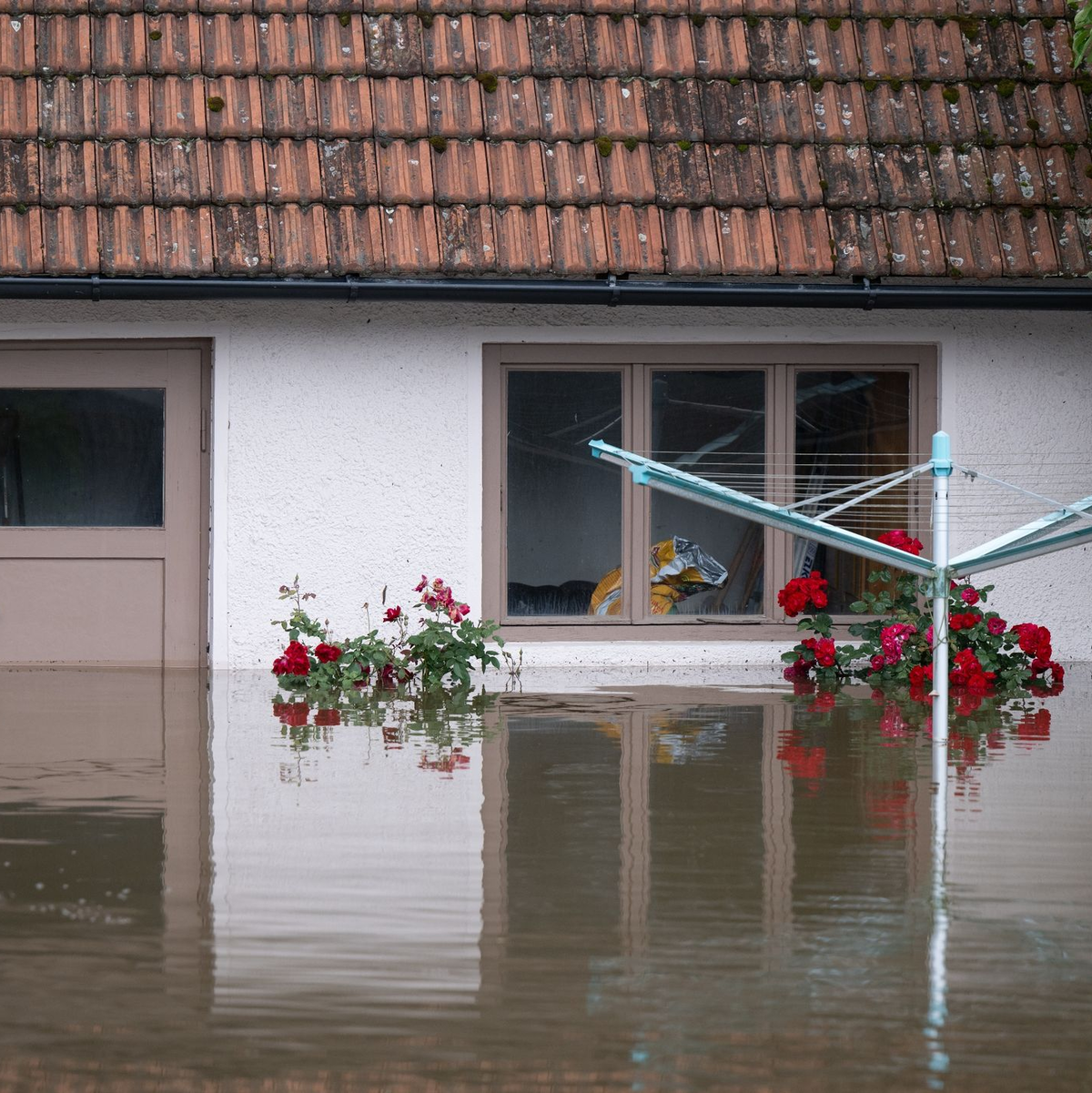 Ein Wäscheständer in einem überfluteten Garten in Reichertshofen. - Foto: Sven Hoppe/dpa