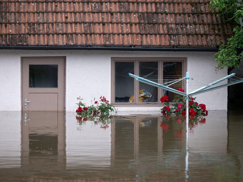 Ein Wäscheständer in einem überfluteten Garten in Reichertshofen. - Foto: Sven Hoppe/dpa
