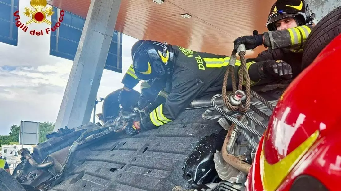 Ein Auto überschlug sich und prallte gegen das Mauthäuschen, das aus der Verankerung gerissen wurde. - Bild: -/Vigili Del Fuoco/dpa