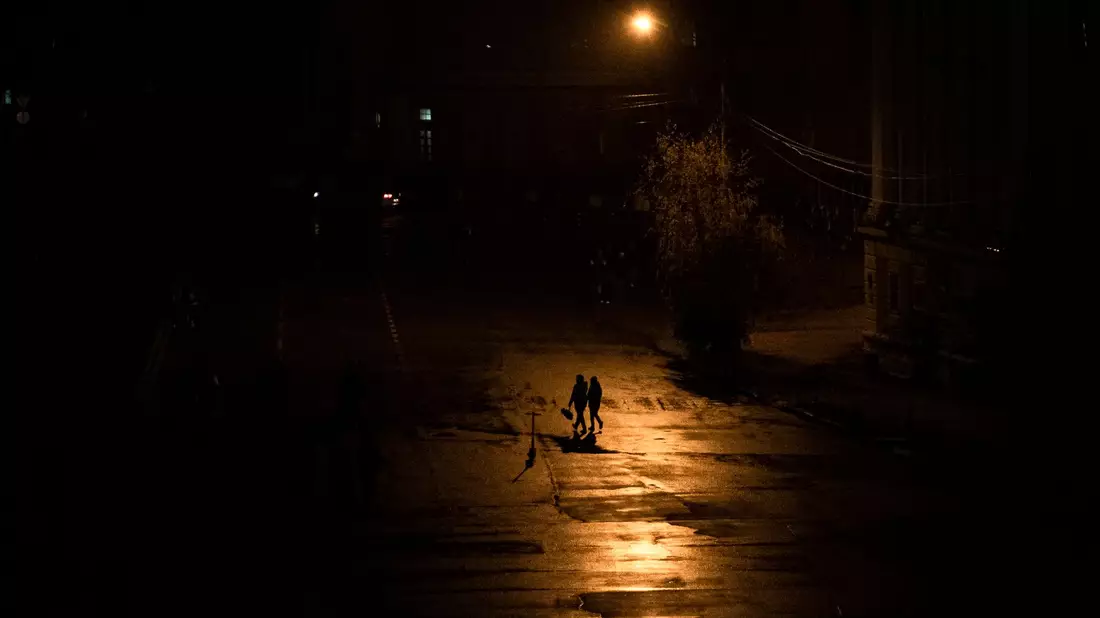 Die Ukraine im Dunkeln? Präsident Selenskyj hat die Bürger aufgerufen, möglichst wenig Strom zu verbrauchen. - Bild: Andrew Kravchenko/AP/dpa