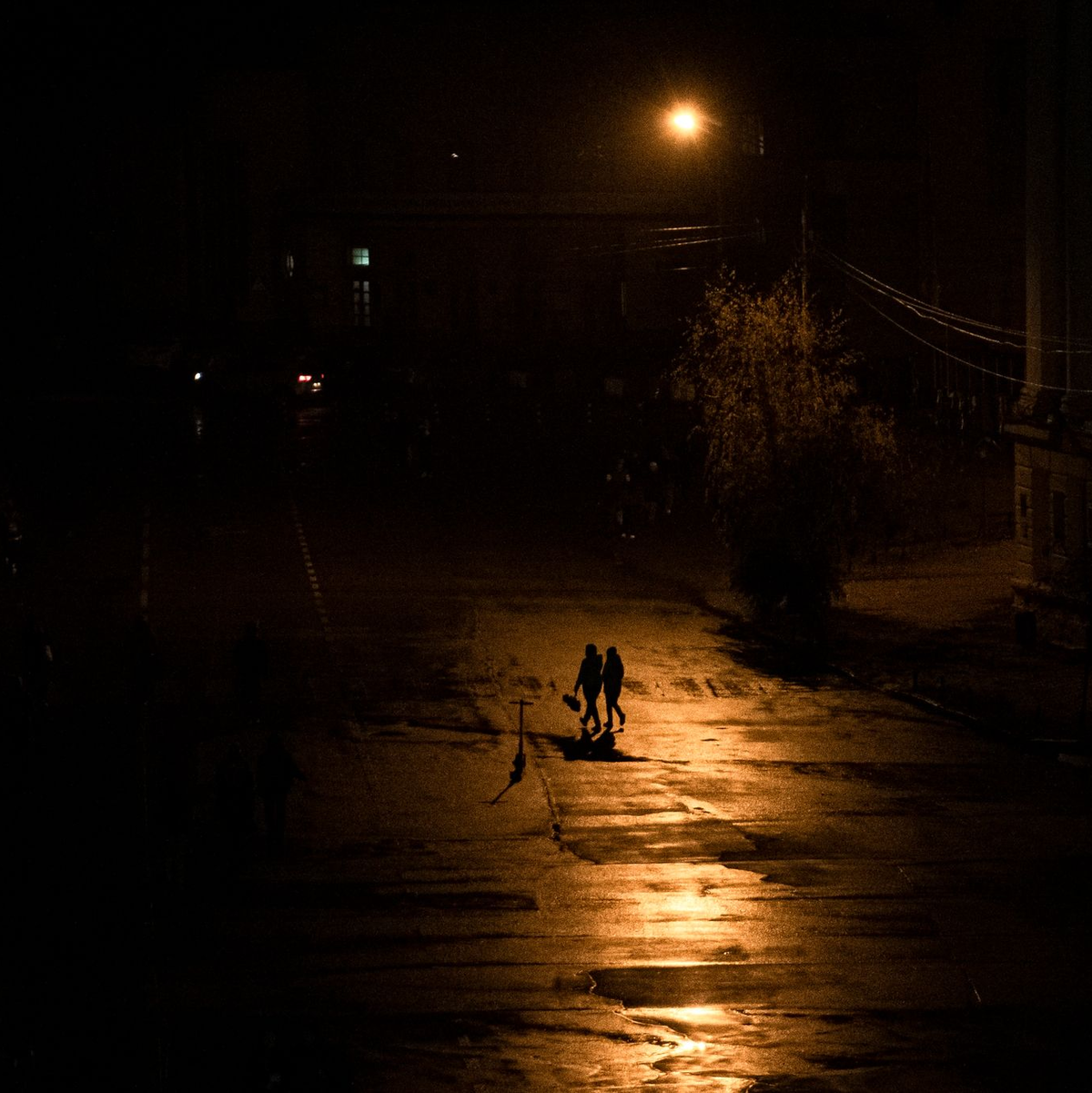 Die Ukraine im Dunkeln? Präsident Selenskyj hat die Bürger aufgerufen, möglichst wenig Strom zu verbrauchen. - Foto: Andrew Kravchenko/AP/dpa