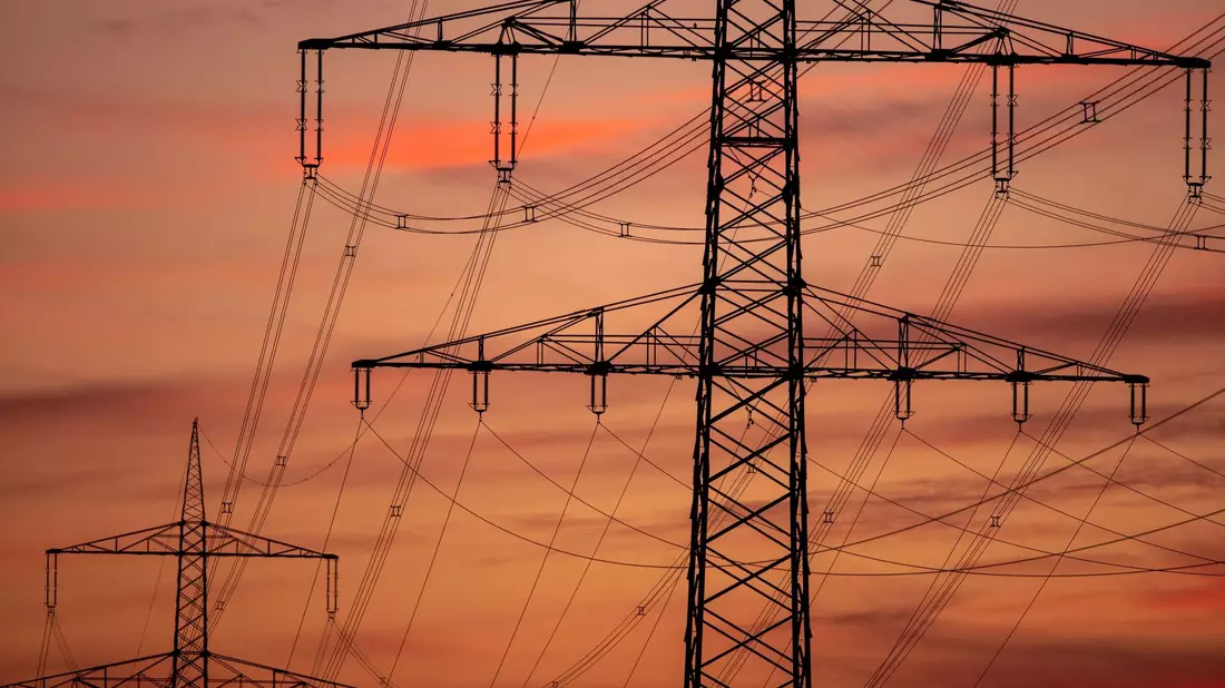 Nach Angaben des Wirtschaftsministeriums müssen für die Energiewende bis 2045 rund 18.000 Kilometer an Netz verstärkt oder ausgebaut werden. - Bild: Jens Büttner/dpa-Zentralbild/dpa