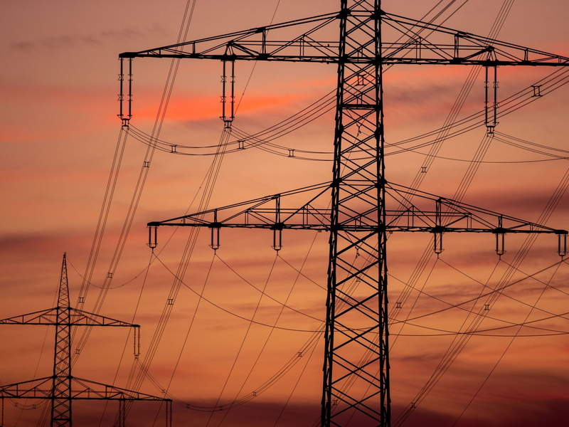 Nach Angaben des Wirtschaftsministeriums müssen für die Energiewende bis 2045 rund 18.000 Kilometer an Netz verstärkt oder ausgebaut werden. - Foto: Jens Büttner/dpa-Zentralbild/dpa