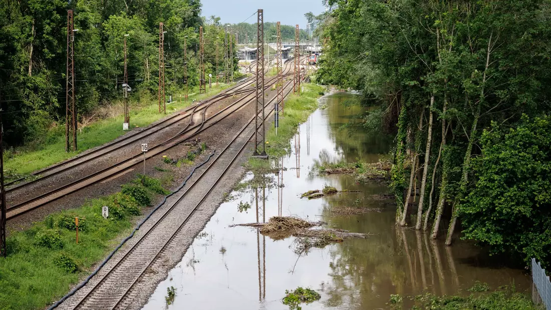 Überflutete Bahntrasse nahe der Donaubrücke in Günzburg. - Bild: Matthias Balk/dpa