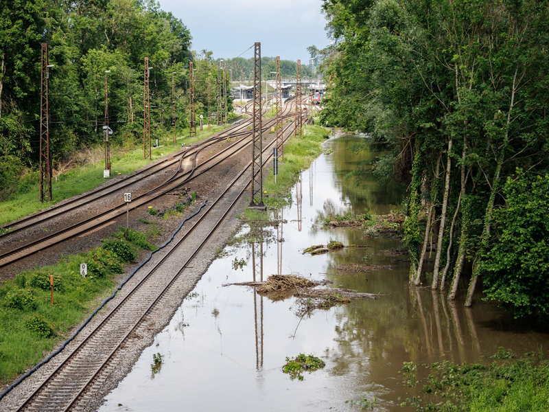 Überflutete Bahntrasse nahe der Donaubrücke in Günzburg. - Foto: Matthias Balk/dpa