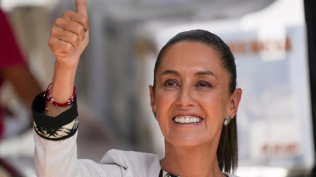 Die Präsidentschaftskandidatin der Regierungspartei, Claudia Sheinbaum, zeigt ihren mit Tinte verschmierten Daumen nach der Stimmabgabe bei den Parlamentswahlen in Mexiko-Stadt. - Bild: Marco Ugarte/AP