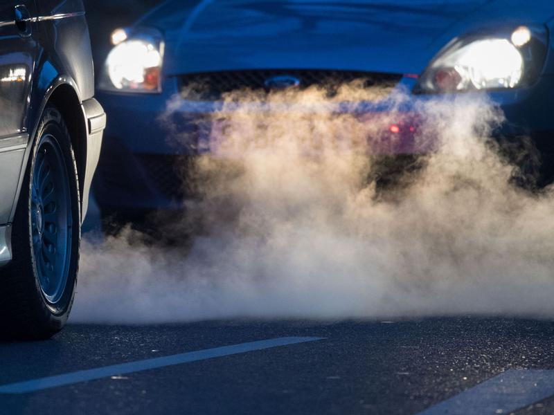 Abgase kommen aus dem Auspuff eines Autos. - Foto: dpa