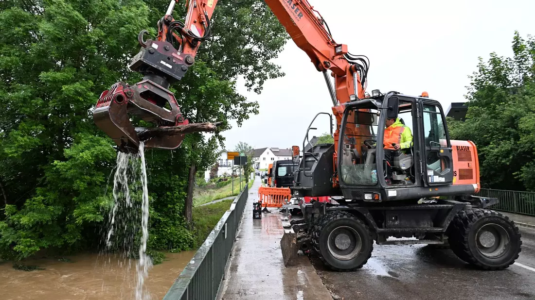 Ein Bagger holt Bruchholz aus dem Fluss Schussen. - Bild: Felix Kästle/dpa
