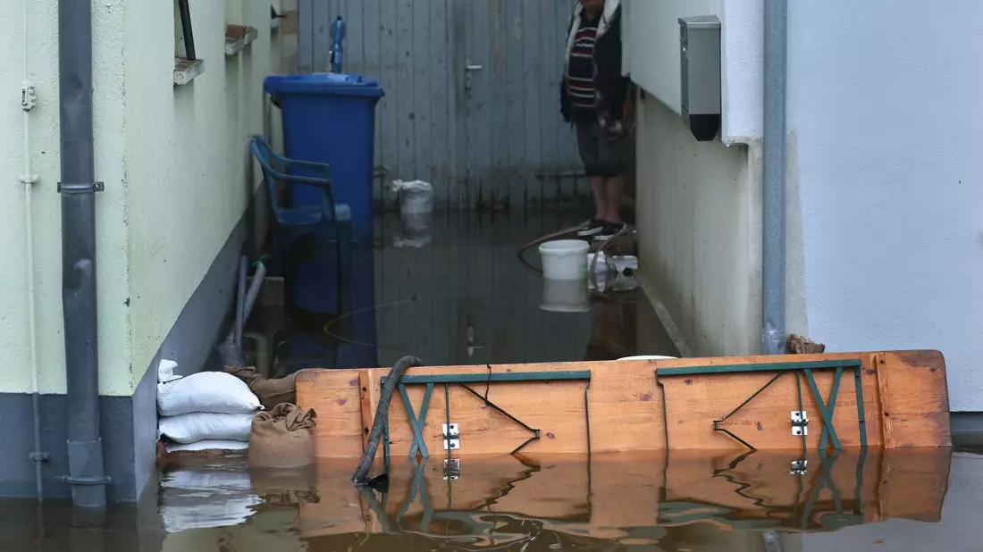 Ein Anwohner der Mindel versucht sein Hau vor dem Hochwasser zu schützen. - Bild: Karl-Josef Hildenbrand/dpa