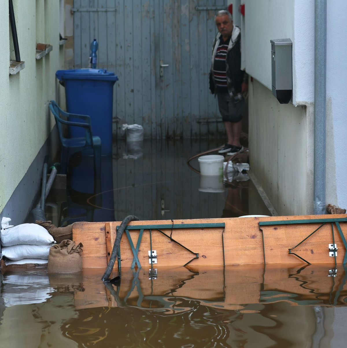 Ein Anwohner der Mindel versucht sein Hau vor dem Hochwasser zu schützen. - Foto: Karl-Josef Hildenbrand/dpa