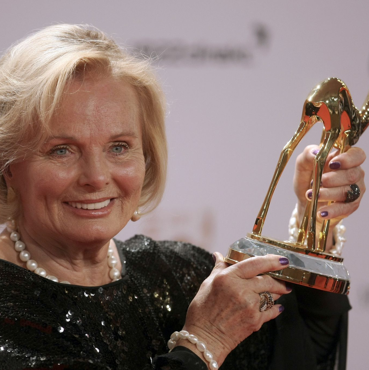 Schauspielerin Ruth Maria Kubitschek mit der Bambi-Trophäe 2011. - Foto: picture alliance / dpa