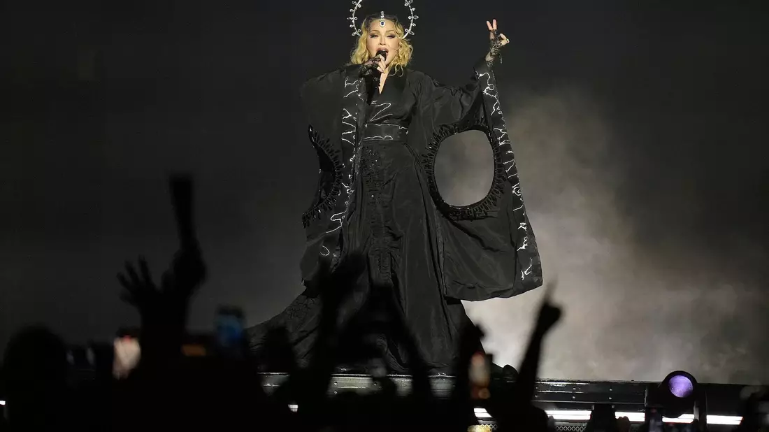 Madonna Anfang Mai auf The Celebration Tour am Strand der Copacabana. - Bild: dpa