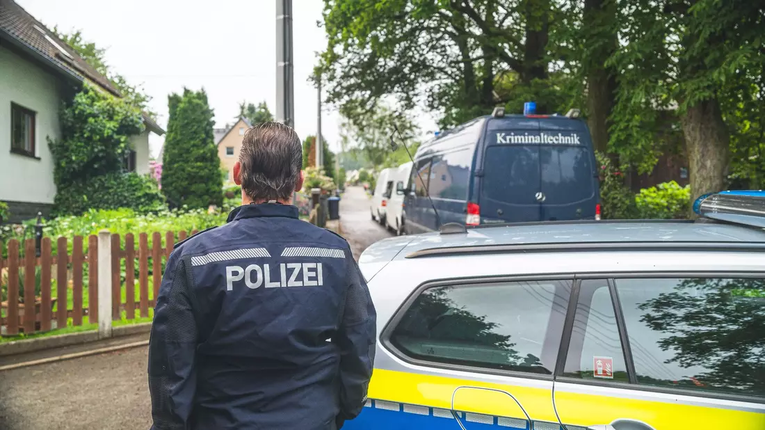 Polizeibeamte in der Nähe des Tatorts in Tirpersdorf. - Bild: David Breidert/dbgrafie.de/dpa