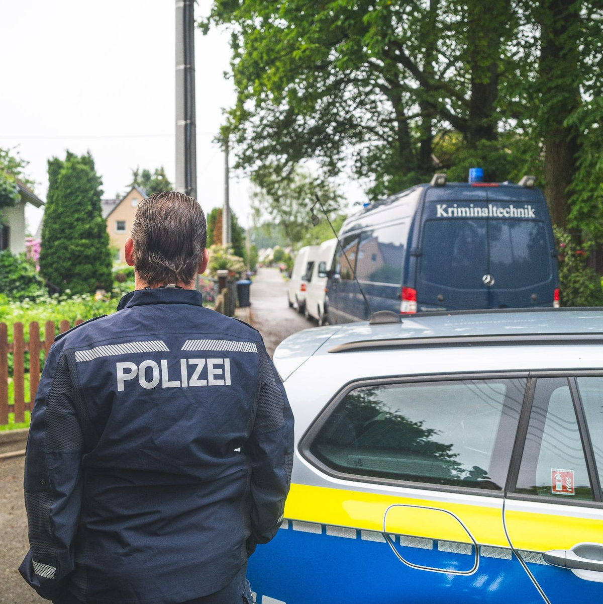 Polizeibeamte in der Nähe des Tatorts in Tirpersdorf. - Foto: David Breidert/dbgrafie.de/dpa