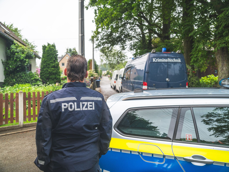 Polizeibeamte in der Nähe des Tatorts in Tirpersdorf. - Foto: David Breidert/dbgrafie.de/dpa