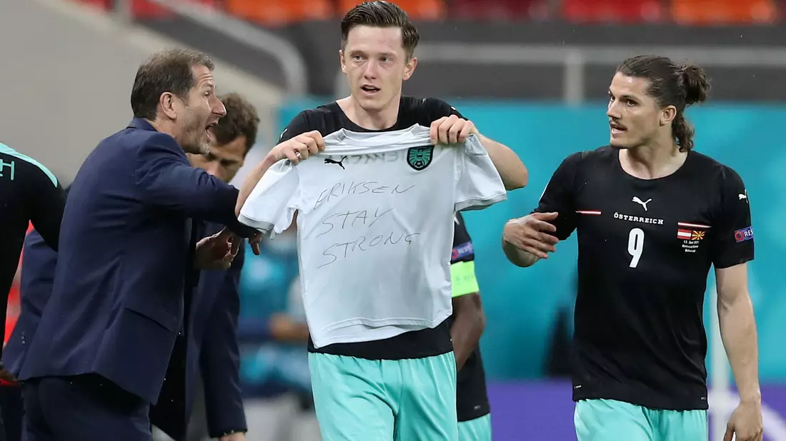 Michael Gregoritsch (M) jubelt mit einem Trikot mit der Aufschrift «Eriksen stay strong» (Eriksen bleibt stark). - Bild: Marko Djurica/Reuters Pool/AP/dpa