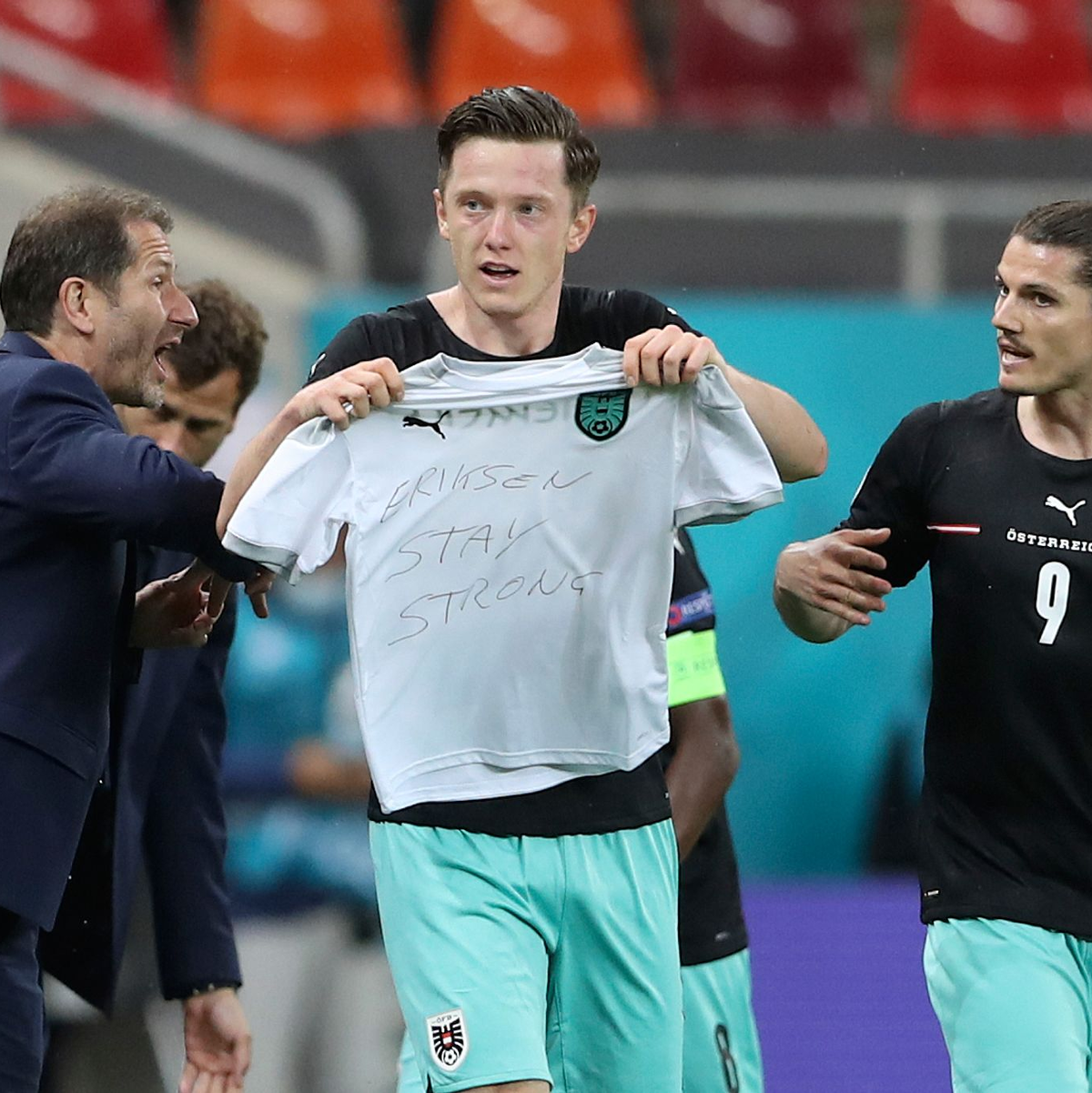 Michael Gregoritsch (M) jubelt mit einem Trikot mit der Aufschrift «Eriksen stay strong» (Eriksen bleibt stark). - Foto: Marko Djurica/Reuters Pool/AP/dpa